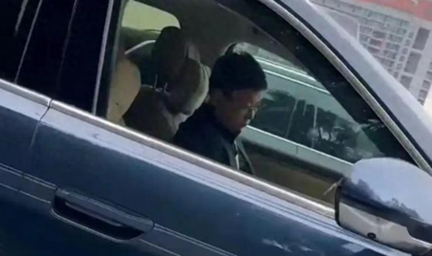 網傳影片顯示,疑似余承東的男子當時頭部低垂近20秒,雙手未握住軚盤,被質疑在睡覺或低頭看手機。一旁路過的車主 響咹並喊話:「余總,睡着了?」對方抬頭揮手,並搖下車窗微笑回應。