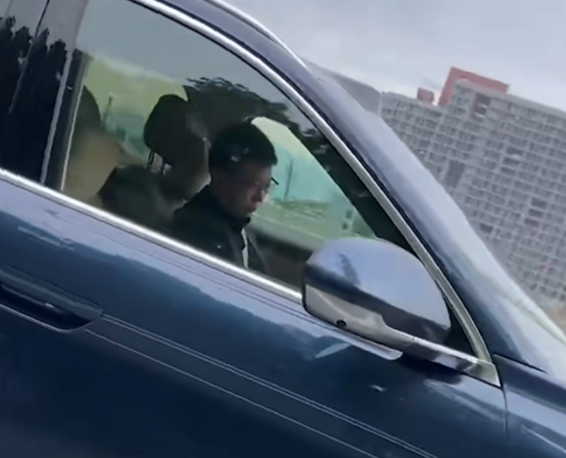 網傳影片顯示,疑似余承東的男子當時頭部低垂近20秒,雙手未握住軚盤,被質疑在睡覺或低頭看手機。一旁路過的車主 響咹並喊話:「余總,睡着了?」對方抬頭揮手,並搖下車窗微笑回應。