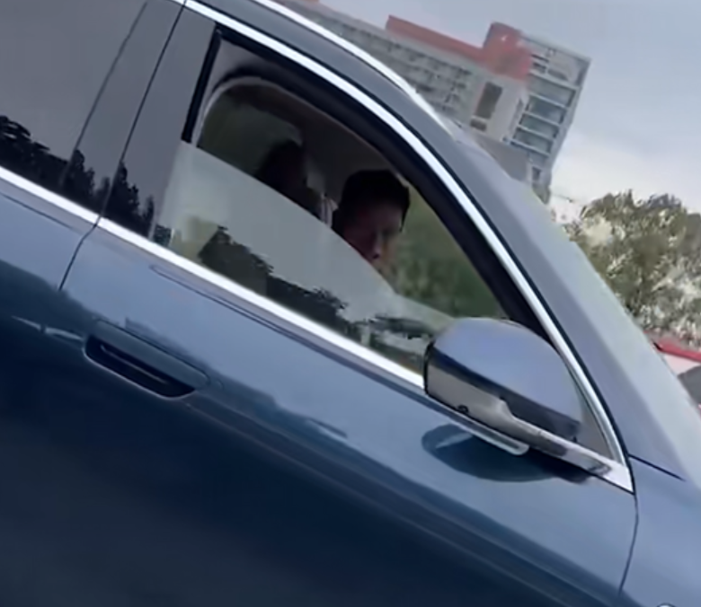 網傳影片顯示,疑似余承東的男子當時頭部低垂近20秒,雙手未握住軚盤,被質疑在睡覺或低頭看手機。一旁路過的車主 響咹並喊話:「余總,睡着了?」對方抬頭揮手,並搖下車窗微笑回應。