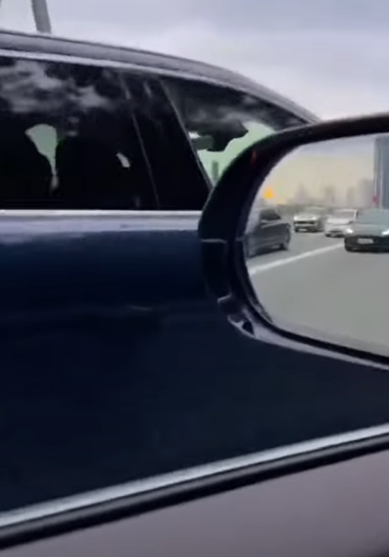 網傳影片顯示,疑似余承東的男子當時頭部低垂近20秒,雙手未握住軚盤,被質疑在睡覺或低頭看手機。一旁路過的車主 響咹並喊話:「余總,睡着了?」對方抬頭揮手,並搖下車窗微笑回應。