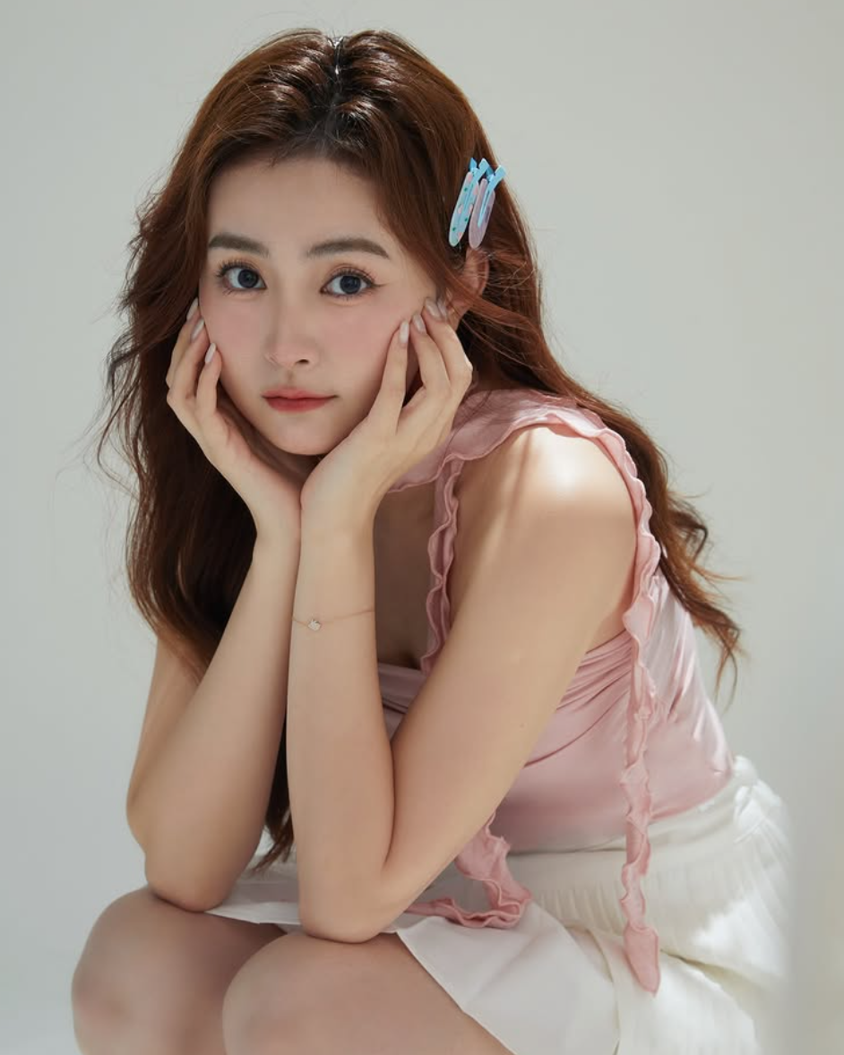 李蘊於14歲時拍下濕身寫真,導致她返校時備受同學白眼及恥笑。