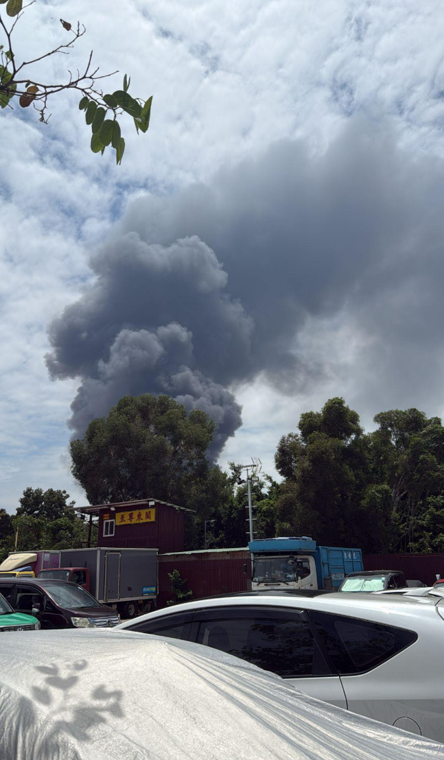 天水圍廈村路物流中心的貨倉發生火警,有貨物起火,大量濃煙席捲半空。(影片截圖)