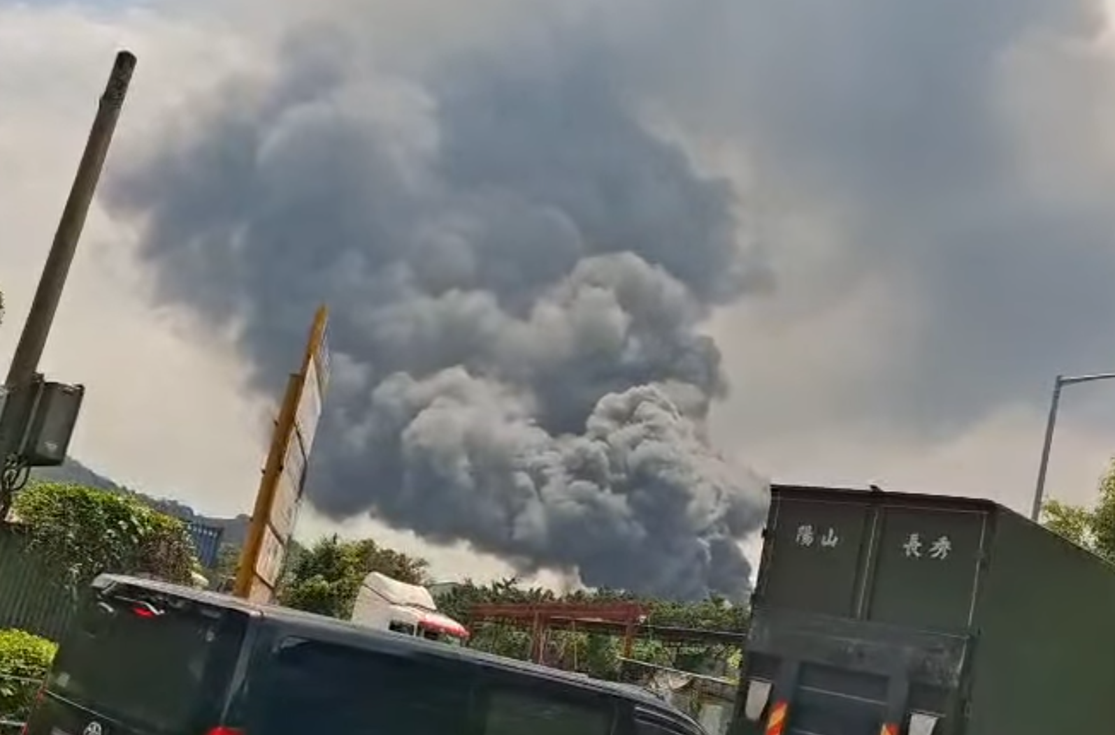 天水圍廈村路物流中心的貨倉發生火警,有貨物起火,大量濃煙席捲半空。(影片截圖)