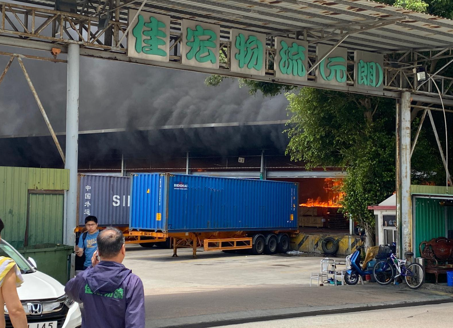 天水圍廈村路物流中心的貨倉發生火警,有貨物起火,大量濃煙席捲半空。(網上圖片)