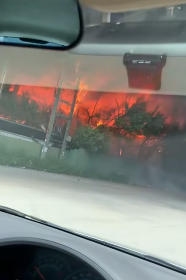 天水圍廈村路物流中心的貨倉發生火警,有貨物起火,大量濃煙席捲半空。(影片截圖)