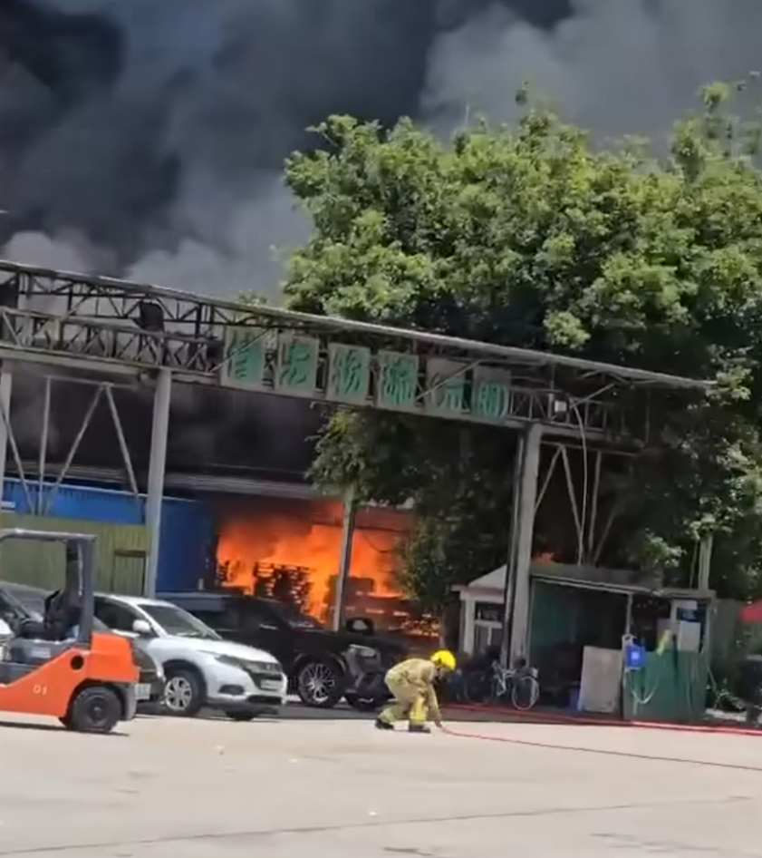 天水圍廈村路物流中心的貨倉發生火警,有貨物起火,大量濃煙席捲半空。(影片截圖)