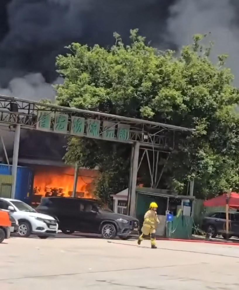 天水圍廈村路物流中心的貨倉發生火警,有貨物起火,大量濃煙席捲半空。(影片截圖)