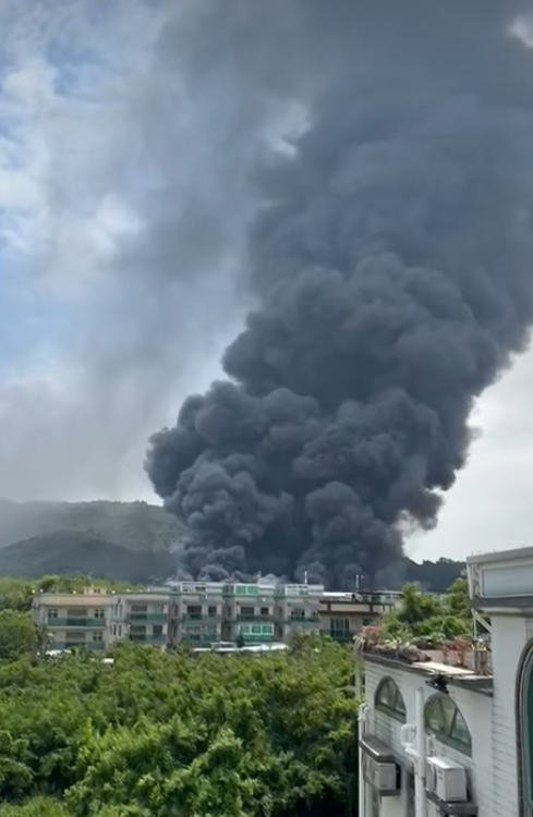 天水圍廈村路物流中心的貨倉發生火警,有貨物起火,大量濃煙席捲半空。(影片截圖)