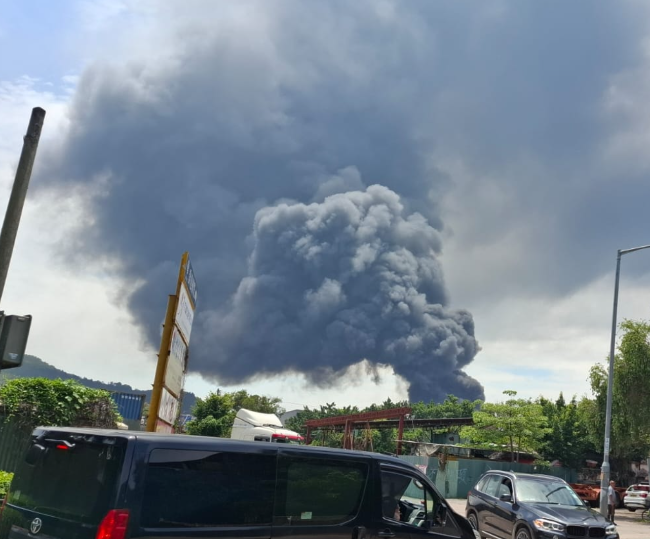 天水圍廈村路物流中心的貨倉發生火警,有貨物起火,大量濃煙席捲半空。(網上圖片)