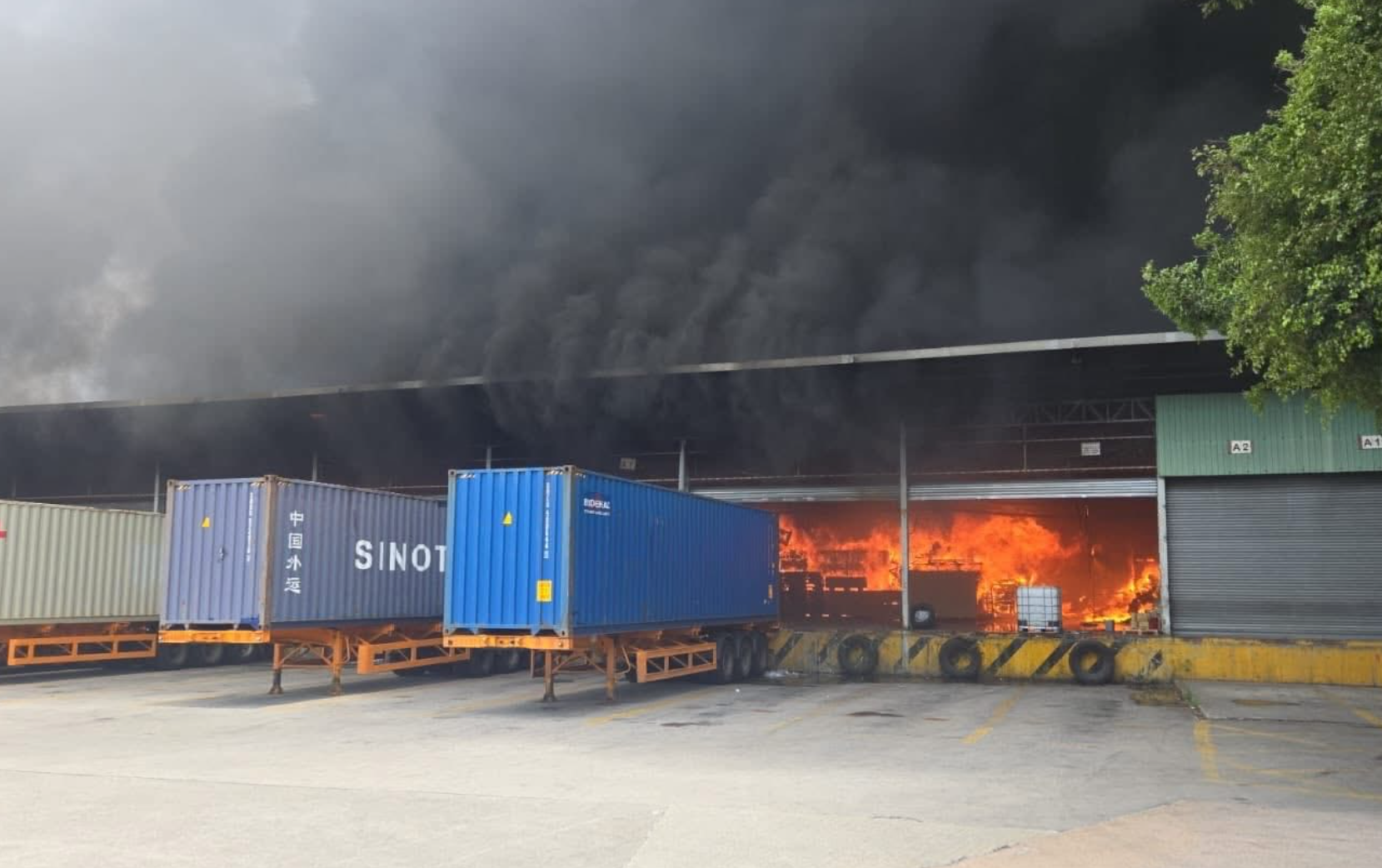 天水圍廈村路物流中心的貨倉發生火警,有貨物起火,大量濃煙席捲半空。(網上圖片)