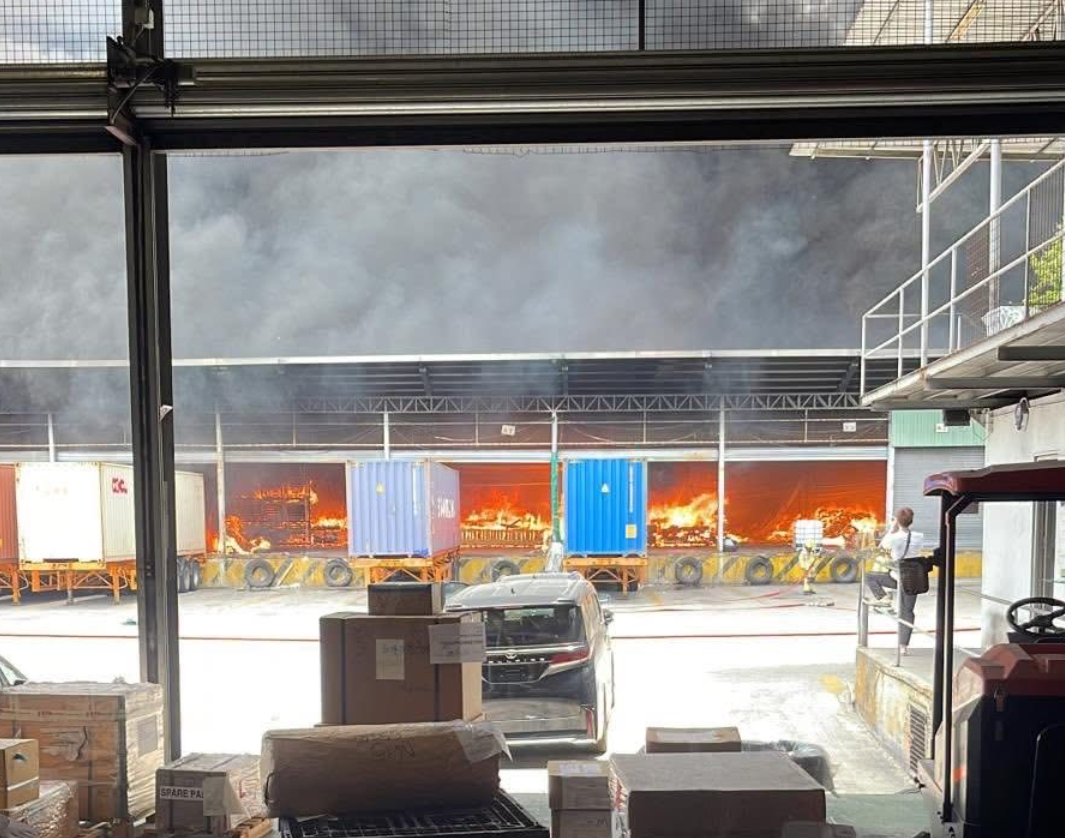 天水圍廈村路物流中心的貨倉發生火警,有貨物起火,大量濃煙席捲半空。(網上圖片)