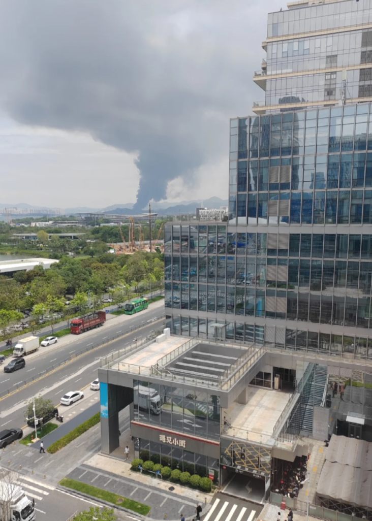 社交平台小紅書有多名深圳網民表示,濃煙已吹至深圳灣及科技園南區,形容「空氣裏都是刺鼻的臭味」。(小紅書)