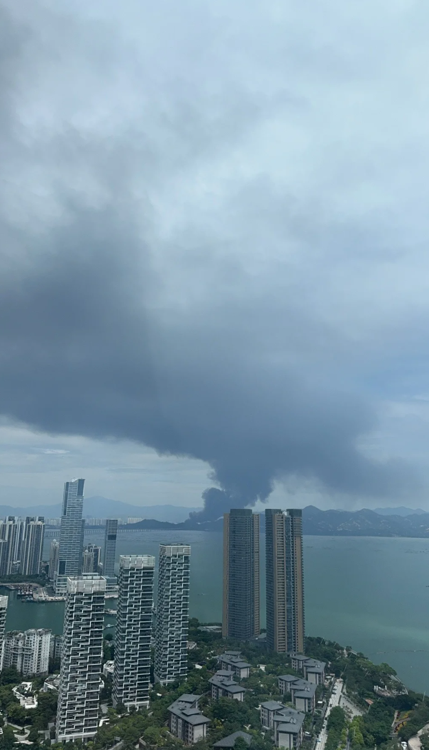 社交平台小紅書有多名深圳網民表示,濃煙已吹至深圳灣及科技園南區,形容「空氣裏都是刺鼻的臭味」。(小紅書)