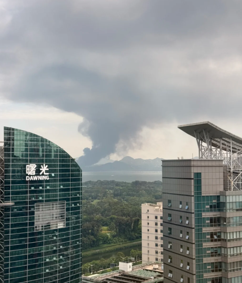 社交平台小紅書有多名深圳網民表示,濃煙已吹至深圳灣及科技園南區,形容「空氣裏都是刺鼻的臭味」。(小紅書)