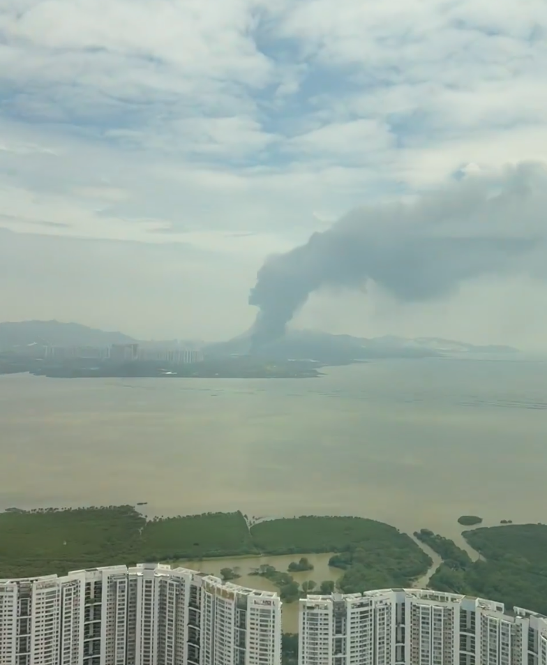 社交平台小紅書有多名深圳網民表示,濃煙已吹至深圳灣及科技園南區,形容「空氣裏都是刺鼻的臭味」。(小紅書)