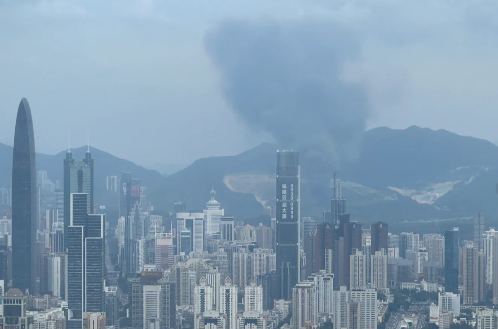 社交平台小紅書有多名深圳網民表示,濃煙已吹至深圳灣及科技園南區,形容「空氣裏都是刺鼻的臭味」。(小紅書)