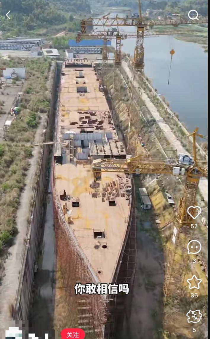 四川復刻版「鐵達尼號」2014年5月開建至今仍未完工。有網民近日發布航拍影片,指這座藏身於四川大英縣江邊船塢內的巨輪只具雛形鏽跡斑斑。(影片截圖)