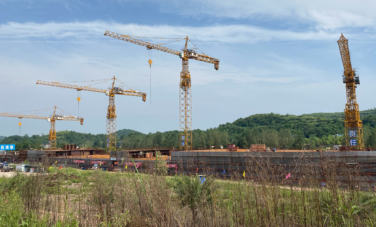 四川復刻版「鐵達尼號」2014年5月開建至今仍未完工。有網民近日發布航拍影片,指這座藏身於四川大英縣江邊船塢內的巨輪只具雛形鏽跡斑斑。(影片截圖)