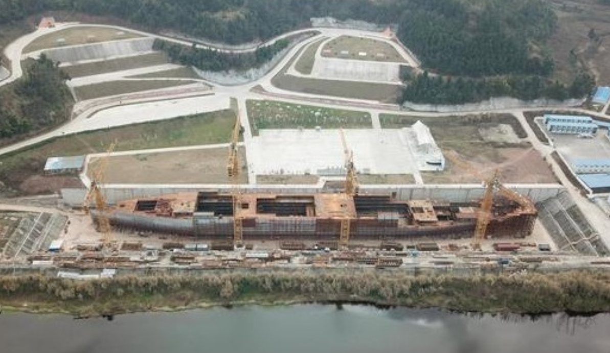 四川復刻版「鐵達尼號」2014年5月開建至今仍未完工。有網民近日發布航拍影片,指這座藏身於四川大英縣江邊船塢內的巨輪只具雛形鏽跡斑斑。(影片截圖)