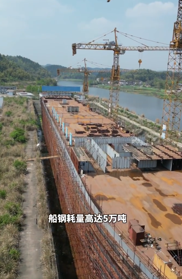 四川復刻版「鐵達尼號」2014年5月開建至今仍未完工。有網民近日發布航拍影片,指這座藏身於四川大英縣江邊船塢內的巨輪只具雛形鏽跡斑斑。(影片截圖)