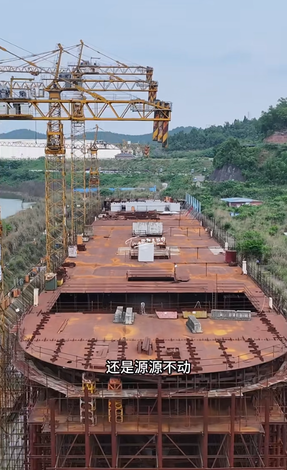 四川復刻版「鐵達尼號」2014年5月開建至今仍未完工。有網民近日發布航拍影片,指這座藏身於四川大英縣江邊船塢內的巨輪只具雛形鏽跡斑斑。(影片截圖)