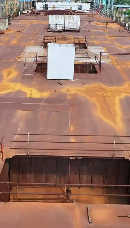 四川復刻版「鐵達尼號」2014年5月開建至今仍未完工。有網民近日發布航拍影片,指這座藏身於四川大英縣江邊船塢內的巨輪只具雛形鏽跡斑斑。(影片截圖)