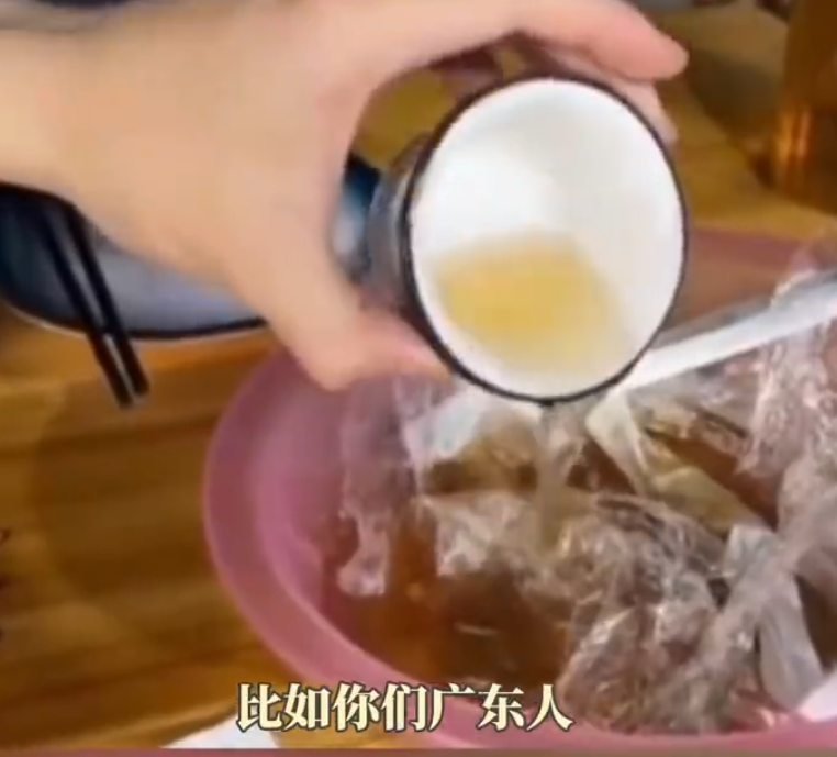 內地管理學者汪中求近日稱對廣東人用「滾水淥碗筷」的習慣感到「噁心」