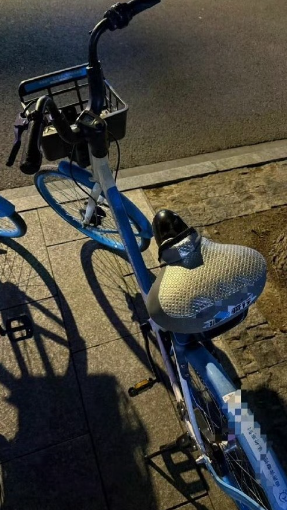 女網民在社交平台發文稱,自己深夜騎行哈囉共享單車時,察覺車座異常隆起,打開後竟發現藏有震動型成人用品。她表示,將物品取出後仍繼續騎車回家,但途中該物品突然開始震動,嚇得她回家後立即通知丈夫並將該物棄置。