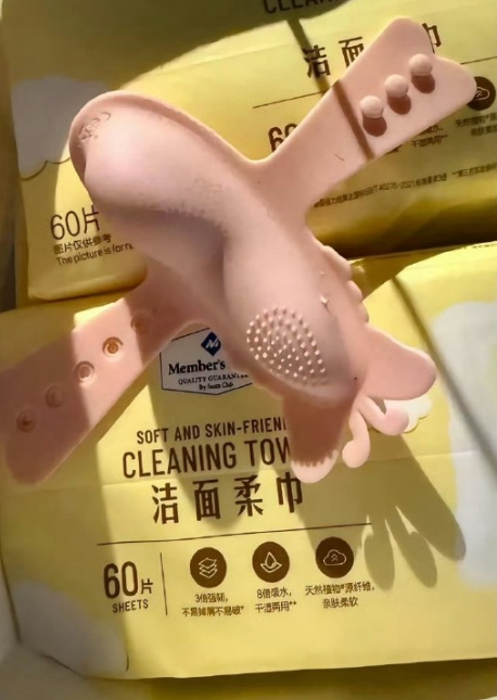 女網民在社交平台發文稱,自己深夜騎行哈囉共享單車時,察覺車座異常隆起,打開後竟發現藏有震動型成人用品。她表示,將物品取出後仍繼續騎車回家,但途中該物品突然開始震動,嚇得她回家後立即通知丈夫並將該物棄置。