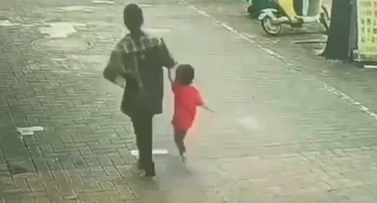 一名女子當街欲將一名幼童強行拖走,隨後一名疑為孩子家長的白衣婦人跑上前來將孩子追回,及後涉事「拐子婆」倖倖然離開,其後另有片段顯示她被警方帶走。