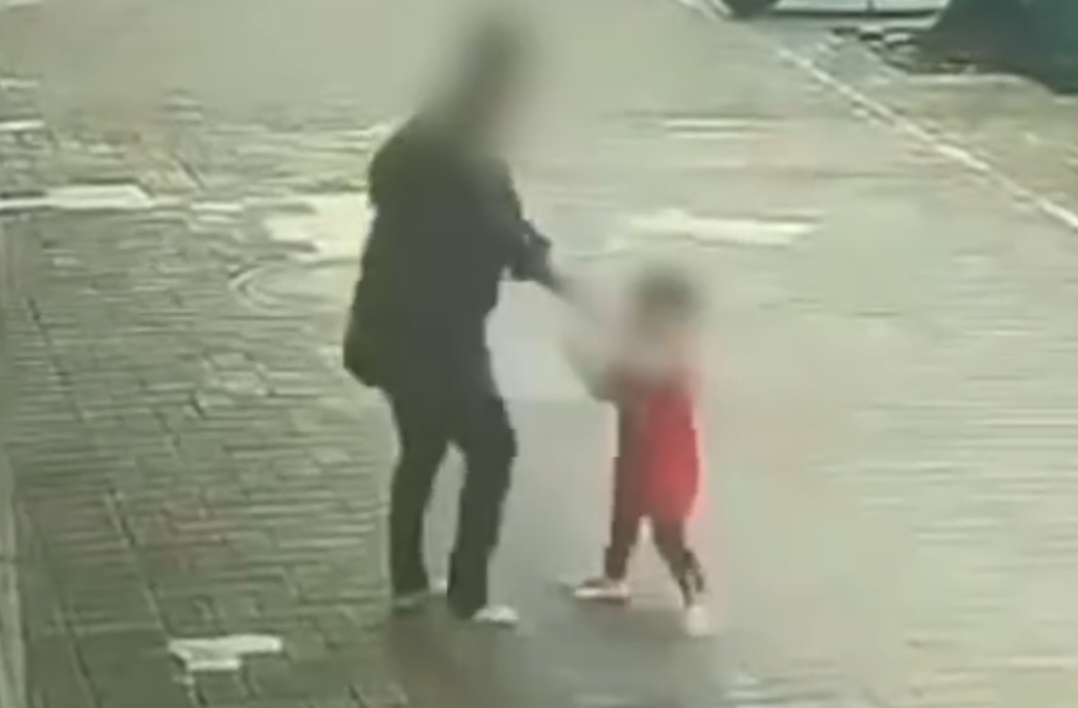 一名女子當街欲將一名幼童強行拖走,隨後一名疑為孩子家長的白衣婦人跑上前來將孩子追回,及後涉事「拐子婆」倖倖然離開,其後另有片段顯示她被警方帶走。
