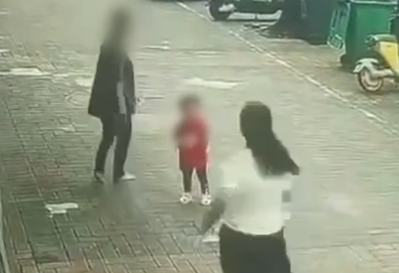 一名女子當街欲將一名幼童強行拖走,隨後一名疑為孩子家長的白衣婦人跑上前來將孩子追回,及後涉事「拐子婆」倖倖然離開,其後另有片段顯示她被警方帶走。