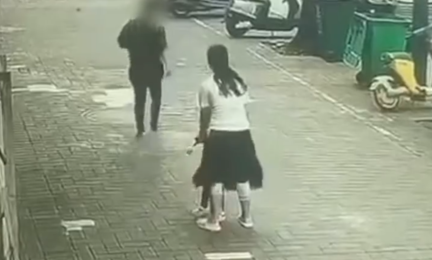 一名女子當街欲將一名幼童強行拖走,隨後一名疑為孩子家長的白衣婦人跑上前來將孩子追回,及後涉事「拐子婆」倖倖然離開,其後另有片段顯示她被警方帶走。