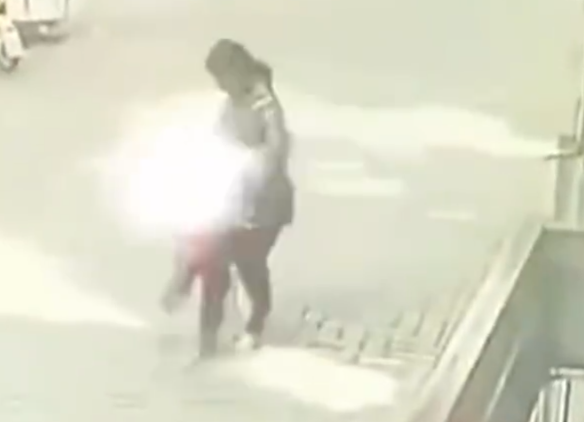 一名女子當街欲將一名幼童強行拖走,隨後一名疑為孩子家長的白衣婦人跑上前來將孩子追回,及後涉事「拐子婆」倖倖然離開,其後另有片段顯示她被警方帶走。