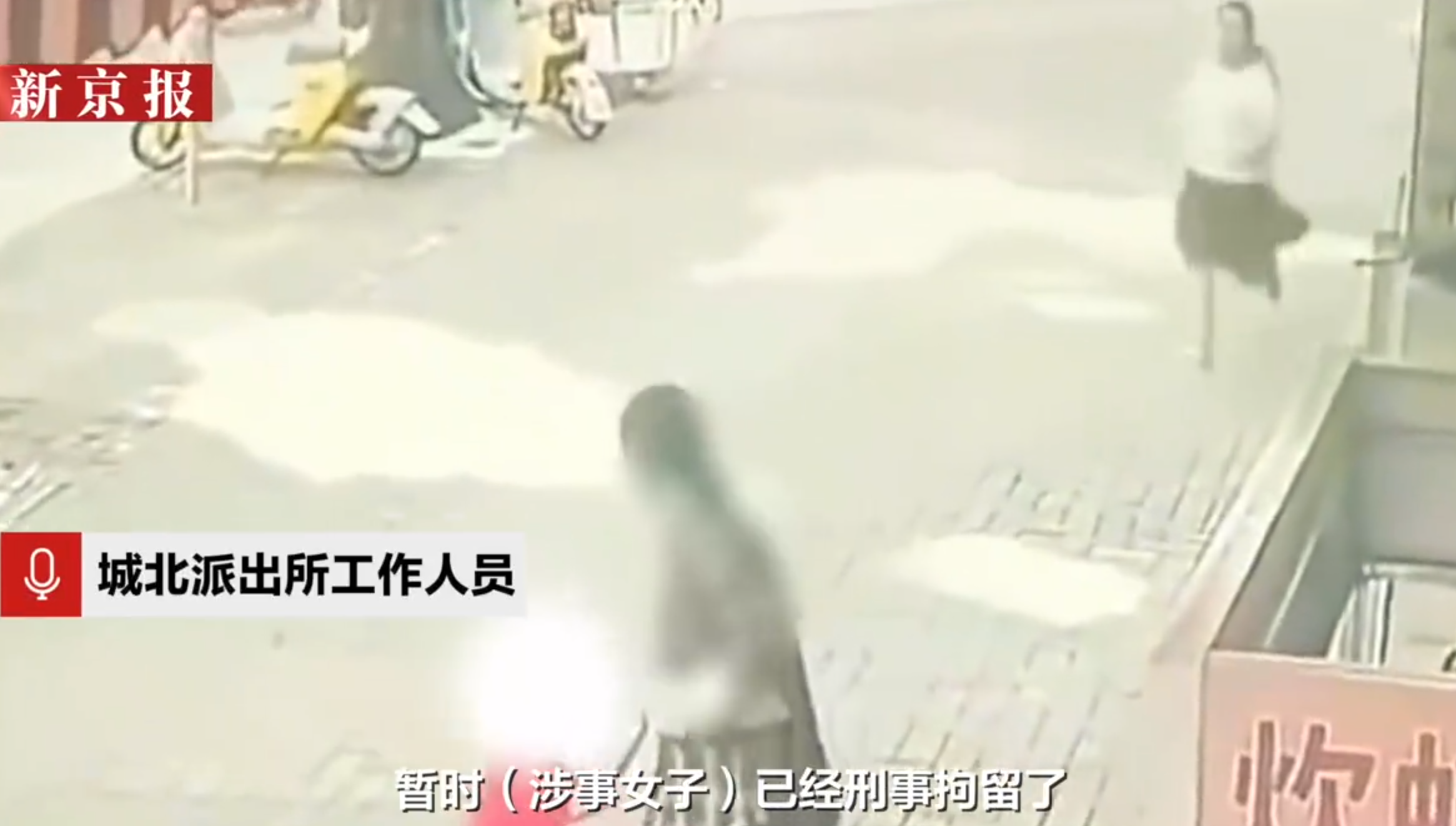 一名女子當街欲將一名幼童強行拖走,隨後一名疑為孩子家長的白衣婦人跑上前來將孩子追回,及後涉事「拐子婆」倖倖然離開,其後另有片段顯示她被警方帶走。