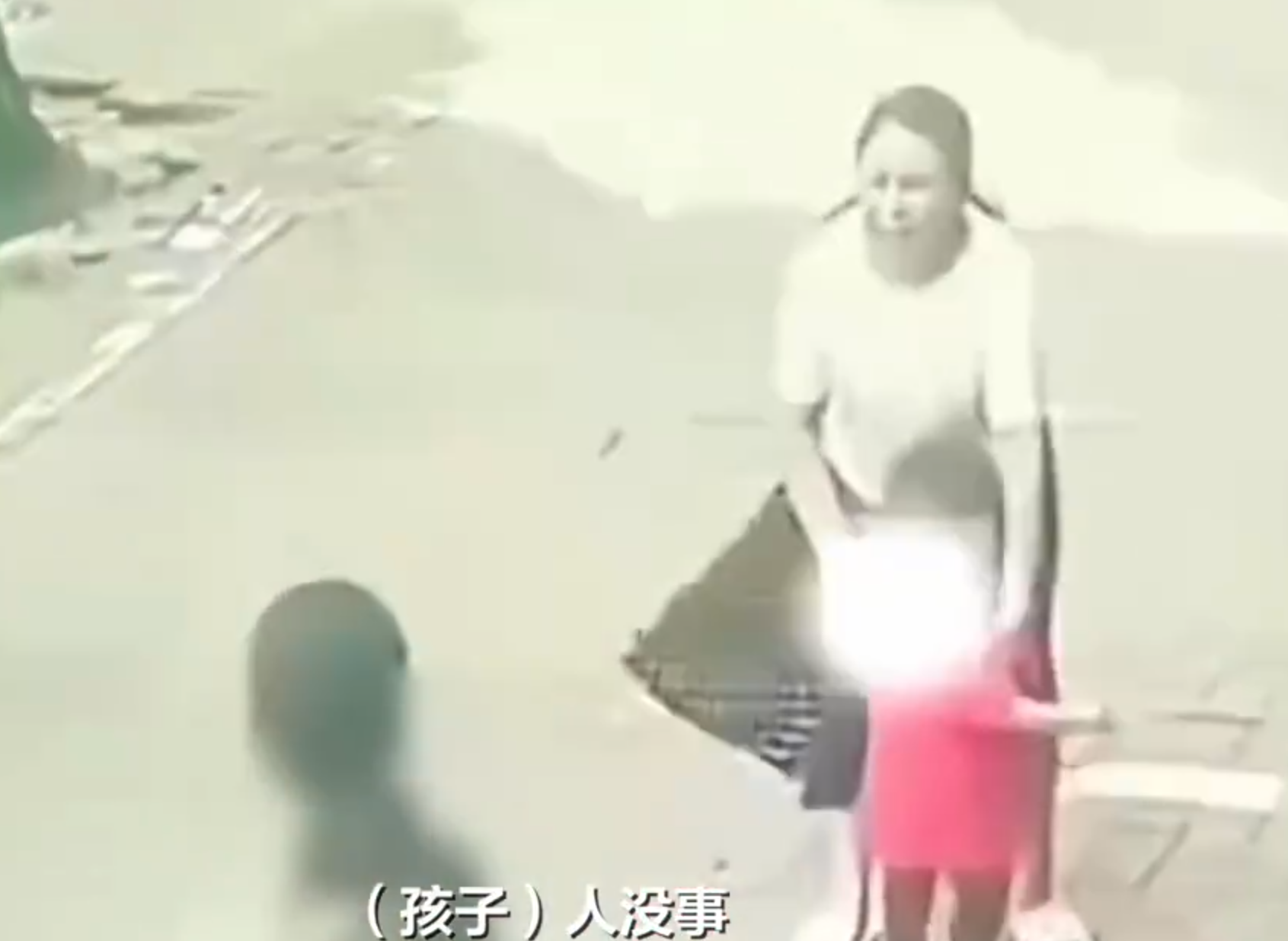 一名女子當街欲將一名幼童強行拖走,隨後一名疑為孩子家長的白衣婦人跑上前來將孩子追回,及後涉事「拐子婆」倖倖然離開,其後另有片段顯示她被警方帶走。