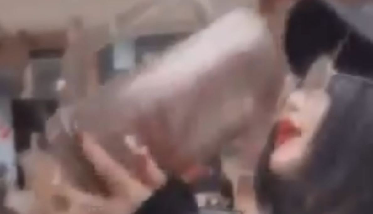 女子在直播中直接從水壺不斷喝水。(影片截圖)