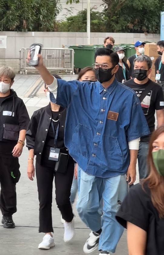 古天樂現身切燒豬,更向在場人士揮手。