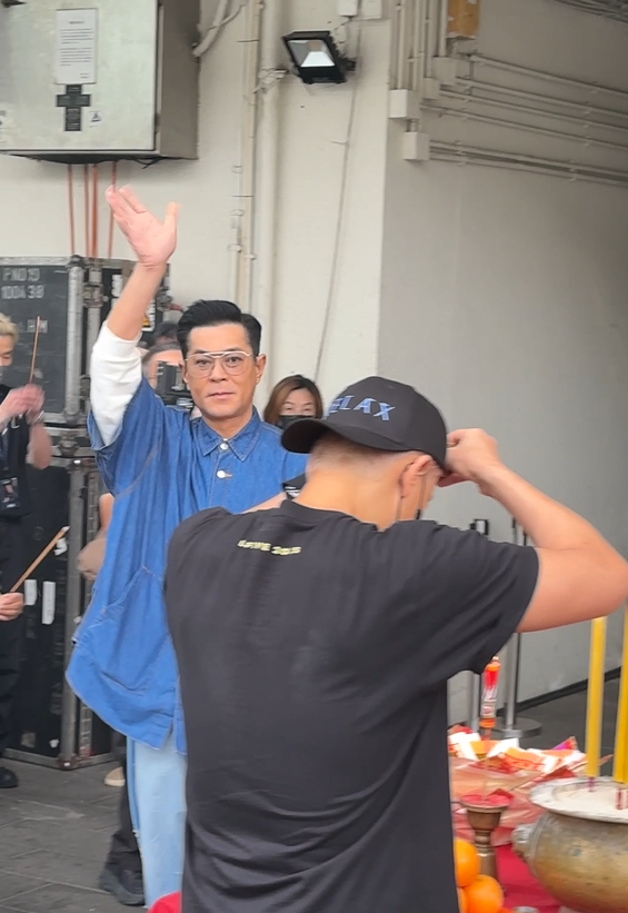 古天樂現身切燒豬,更向在場人士揮手。