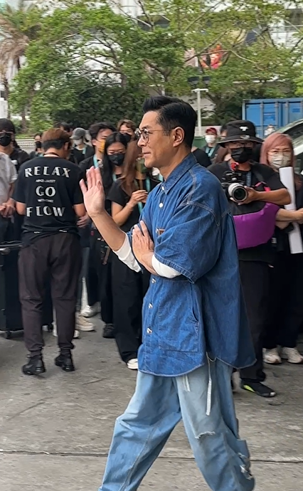 古天樂現身切燒豬,更向在場人士揮手。