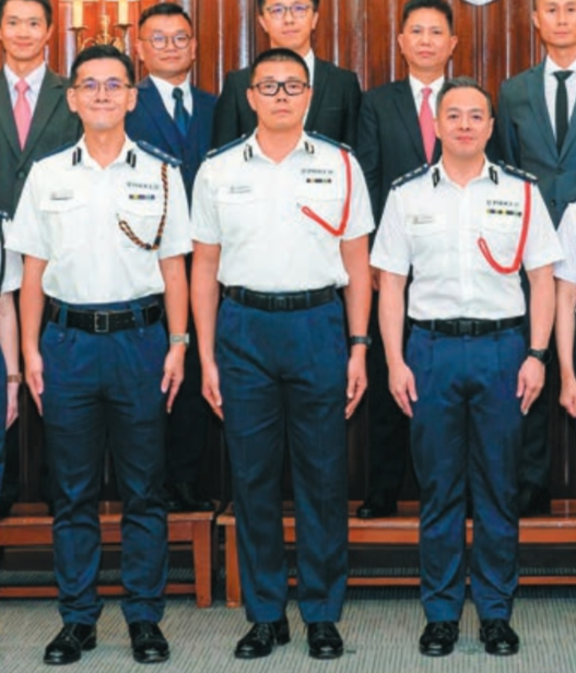 警務處處長周一鳴(右)頒發晉升函件「Yes Letter」予江永祥(左) (《警聲》)