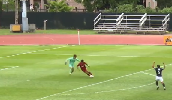 香港門將的陳嘉豪今季也犯下同樣的過失。(影片截圖)