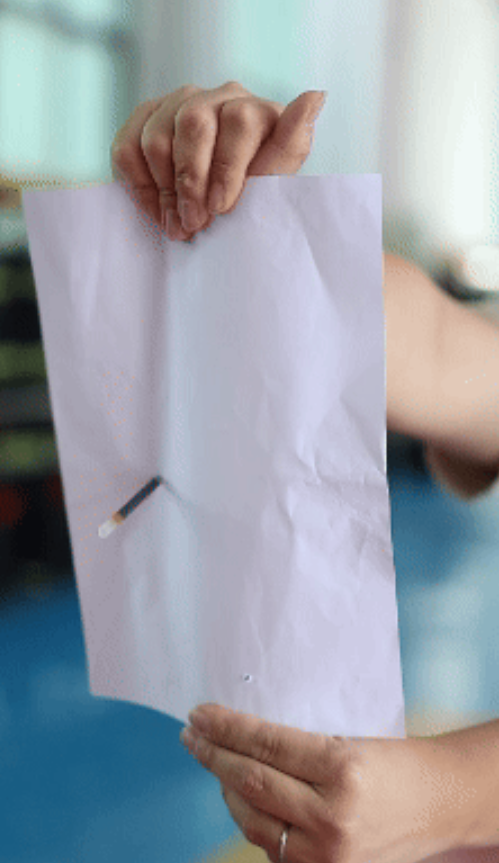 內地社交平台近日流傳製作「筆槍」的影響,將3支普通原子筆按照流程拆解組裝,即可做好一把「迷你小筆槍」,吸引大量未成年人模仿製作,入侵校園引發傷人意外。有消防員及槍械專家測試這種「DIY武器」,「筆槍」相當於注射器針頭壓力的3倍,足以刺穿白紙、氣球等,最遠射程達到4.34米。