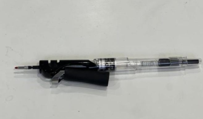 內地社交平台近日流傳製作「筆槍」的影響,將3支普通原子筆按照流程拆解組裝,即可做好一把「迷你小筆槍」,吸引大量未成年人模仿製作,入侵校園引發傷人意外。有消防員及槍械專家測試這種「DIY武器」,「筆槍」相當於注射器針頭壓力的3倍,足以刺穿白紙、氣球等,最遠射程達到4.34米。