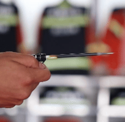 內地社交平台近日流傳製作「筆槍」的影響,將3支普通原子筆按照流程拆解組裝,即可做好一把「迷你小筆槍」,吸引大量未成年人模仿製作,入侵校園引發傷人意外。有消防員及槍械專家測試這種「DIY武器」,「筆槍」相當於注射器針頭壓力的3倍,足以刺穿白紙、氣球等,最遠射程達到4.34米。