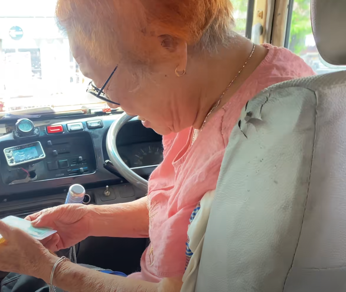內地網民在社交平台抖音分享影片,記錄香港一位88歲高齡橙紅短髮婆婆仍在駕駛紅頂小巴,引發熱議,影片可見這位婆婆已有60多年的小巴駕駛經驗,技術仍然寶刀未老,精神飽滿,談吐對答精靈。