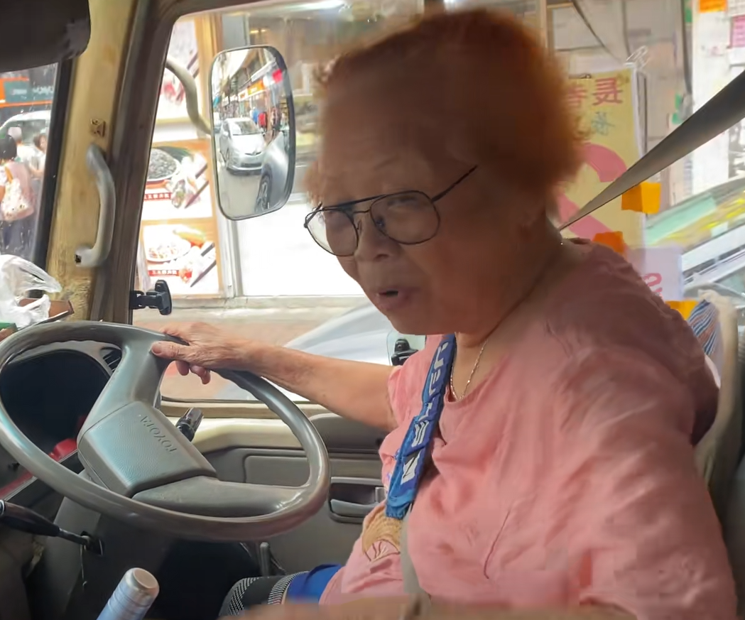 內地網民在社交平台抖音分享影片,記錄香港一位88歲高齡橙紅短髮婆婆仍在駕駛紅頂小巴,引發熱議,影片可見這位婆婆已有60多年的小巴駕駛經驗,技術仍然寶刀未老,精神飽滿,談吐對答精靈。