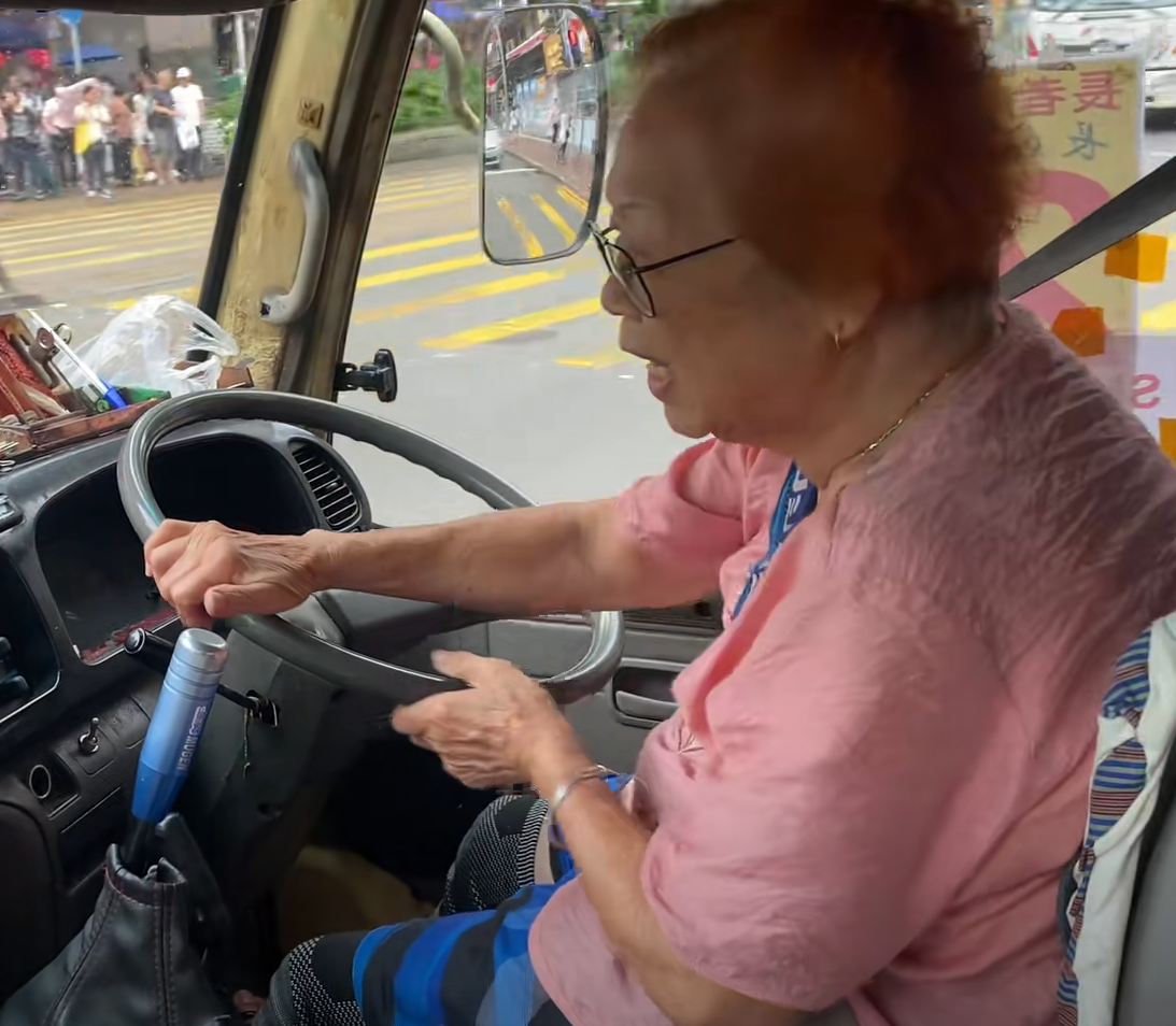 內地網民在社交平台抖音分享影片,記錄香港一位88歲高齡橙紅短髮婆婆仍在駕駛紅頂小巴,引發熱議,影片可見這位婆婆已有60多年的小巴駕駛經驗,技術仍然寶刀未老,精神飽滿,談吐對答精靈。