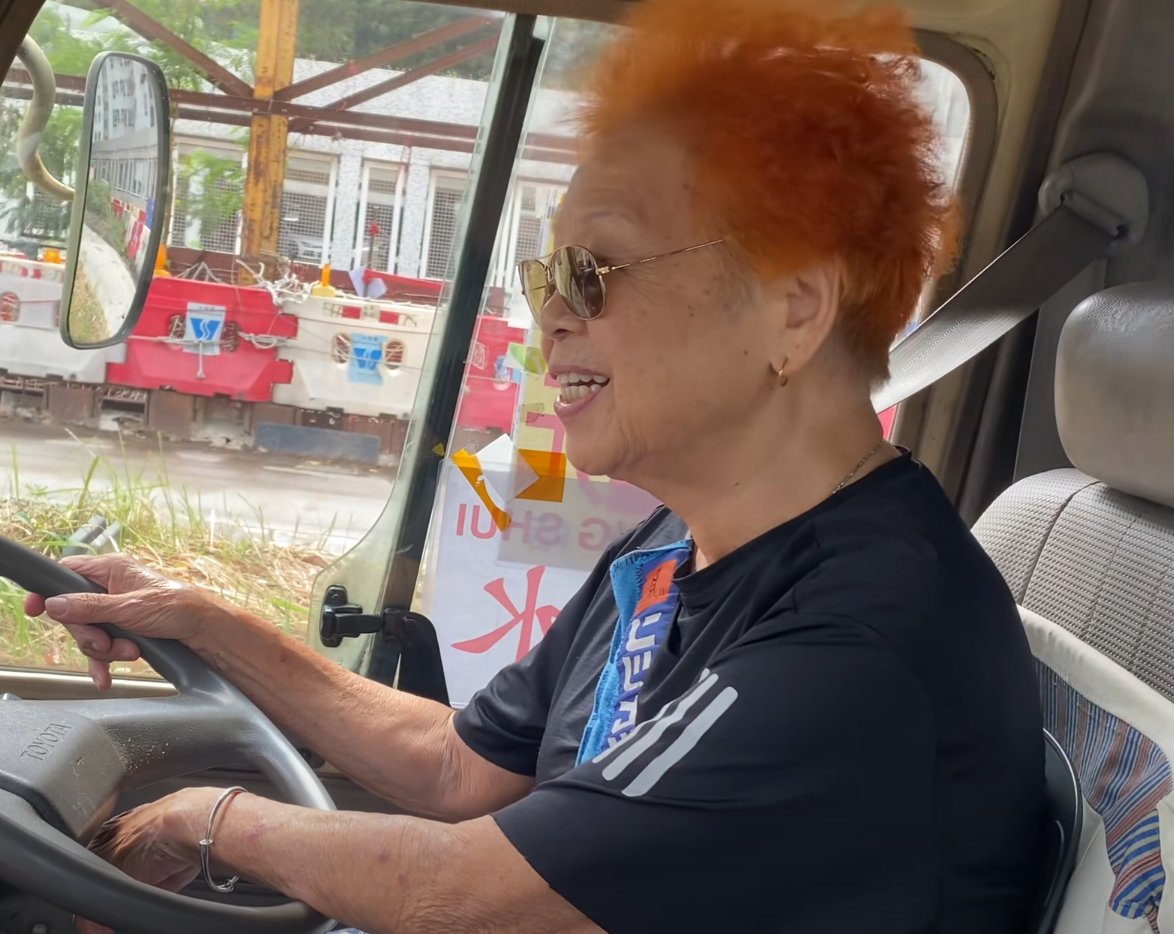 內地網民在社交平台抖音分享影片,記錄香港一位88歲高齡橙紅短髮婆婆仍在駕駛紅頂小巴,引發熱議,影片可見這位婆婆已有60多年的小巴駕駛經驗,技術仍然寶刀未老,精神飽滿,談吐對答精靈。
