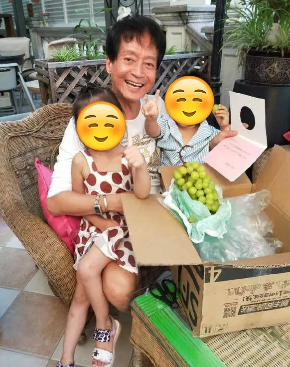 方剛近年長居內地豪宅,在孫兒面前永遠是慈祥長者。(微博@方剛)